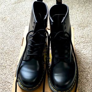 Doc Martens Woman Soft Leather Boots Black Sz 7 US